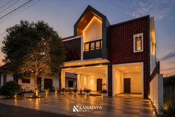 Fasad R-House pada malam hari, portofolio jasa arsitek Medan Kamajaya Studio.
