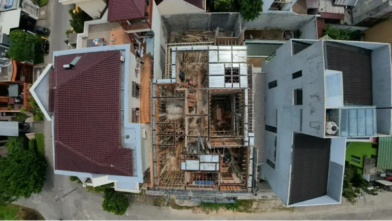 SH House — Foto progres tampak atas yang memperlihatkan struktur dan bekisting