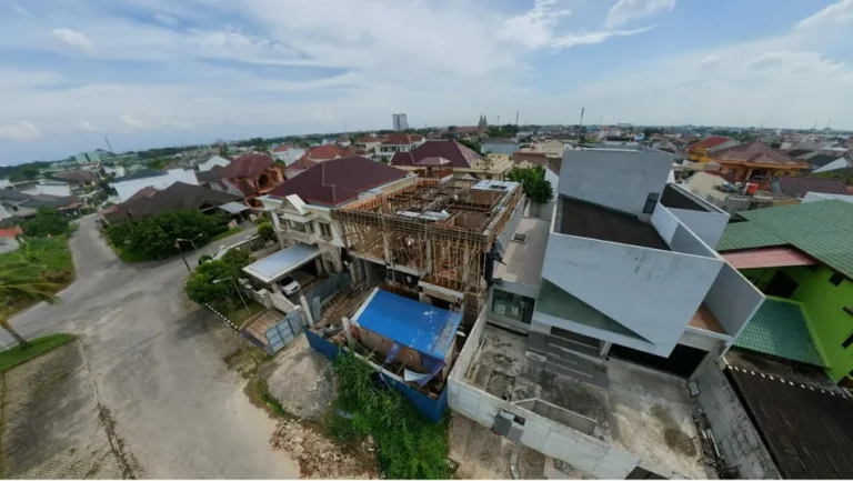 SH House — Foto progres dari udara pada sisi jalan dan bangunan berperancah